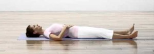 vrouw doet body scan meditatie oefening