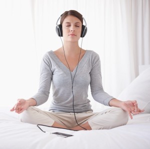 vrouw mediteert met muziek op