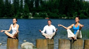 meerdere mensen aan het mediteren