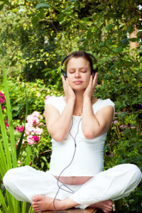 vrouw mediteert op muziek